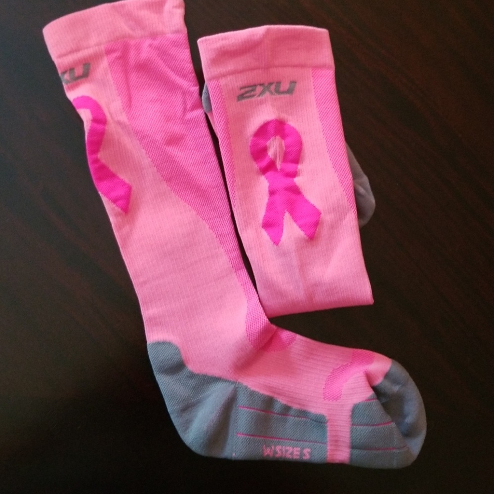 2XU NWOT Breast cancer awareness compression sox